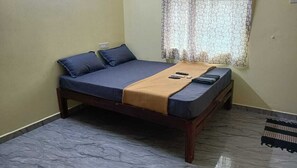 Habitación doble familiar, vista al jardín | Wifi gratis 