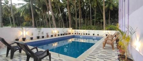 Una piscina al aire libre