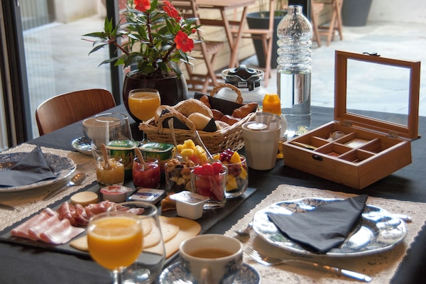 Tägliches kontinentales Frühstück (20 EUR pro Person)