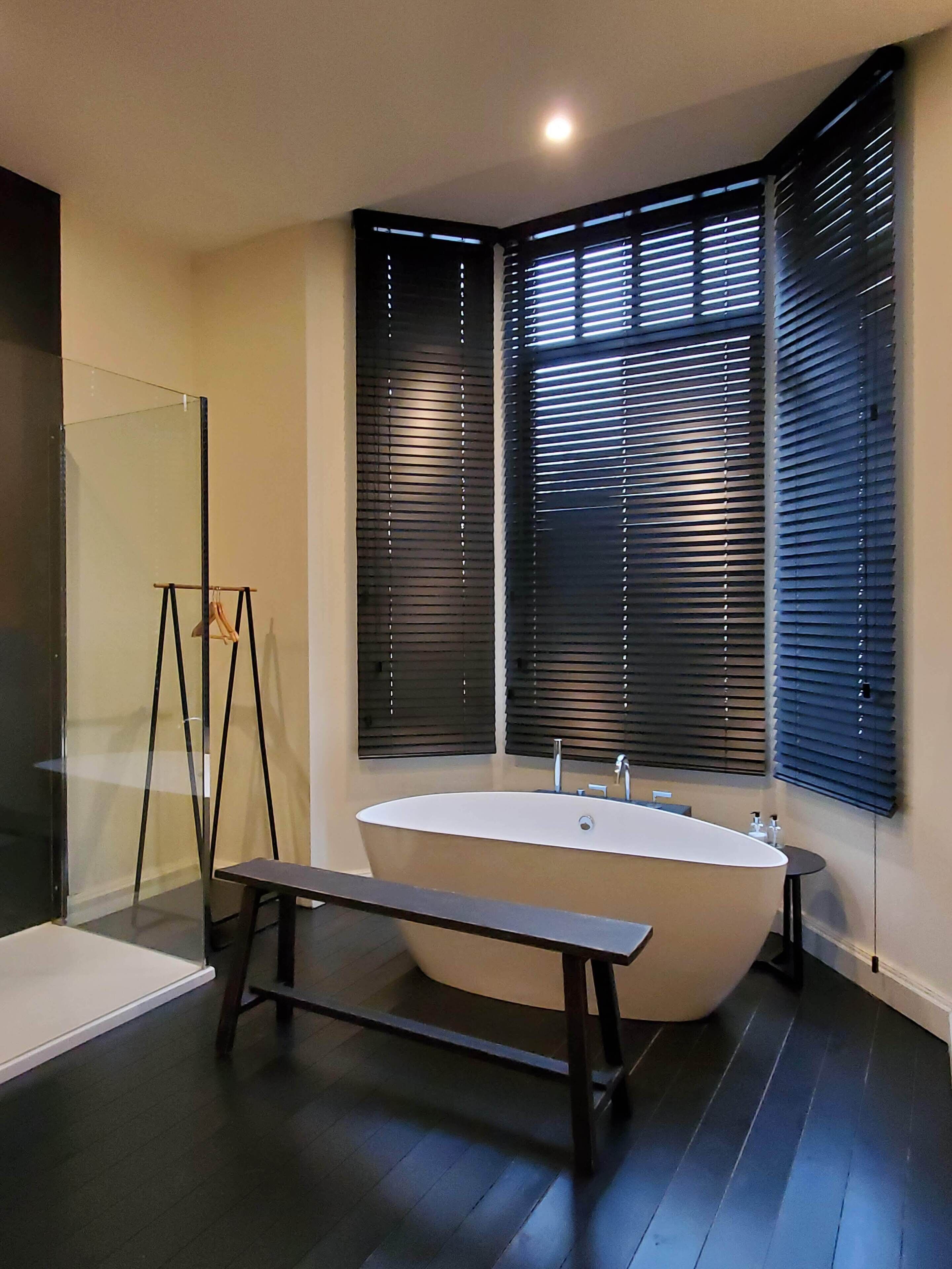 Tweepersoonskamer | Badkamer | Gratis toiletartikelen, een haardroger, handdoeken, zeep