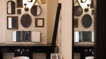 Double Room | Bathroom | Free toiletries, hair dryer, towels, soap