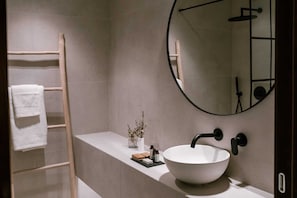 Douche, séchoir à cheveux, serviettes fournies