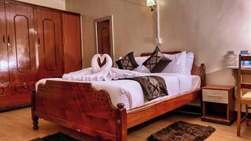 Deluxe-Doppelzimmer, Stadtblick | Kostenloses WLAN, Bettwäsche