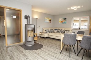 TV, fireplace - Vacation home Strandfeeling Glowe - House in a great location with garden, terrace and (Glowe)