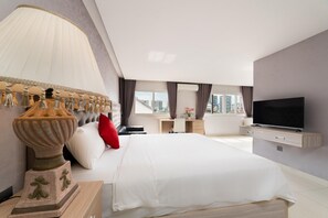 1 Schlafzimmer, Schreibtisch, Bettwäsche