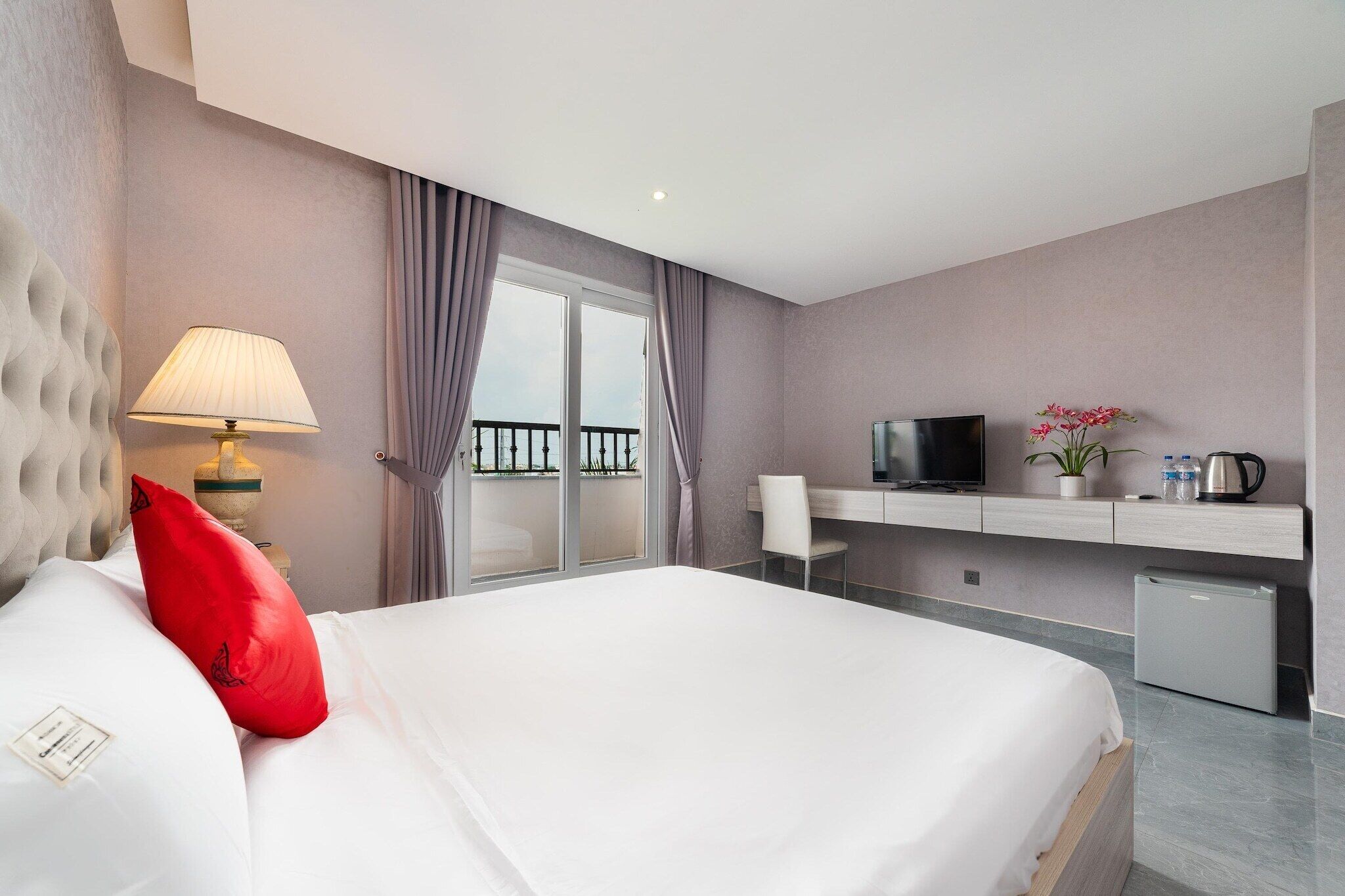 1 Schlafzimmer, Schreibtisch, Bettwäsche