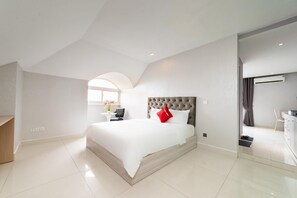 1 habitación, escritorio y ropa de cama 