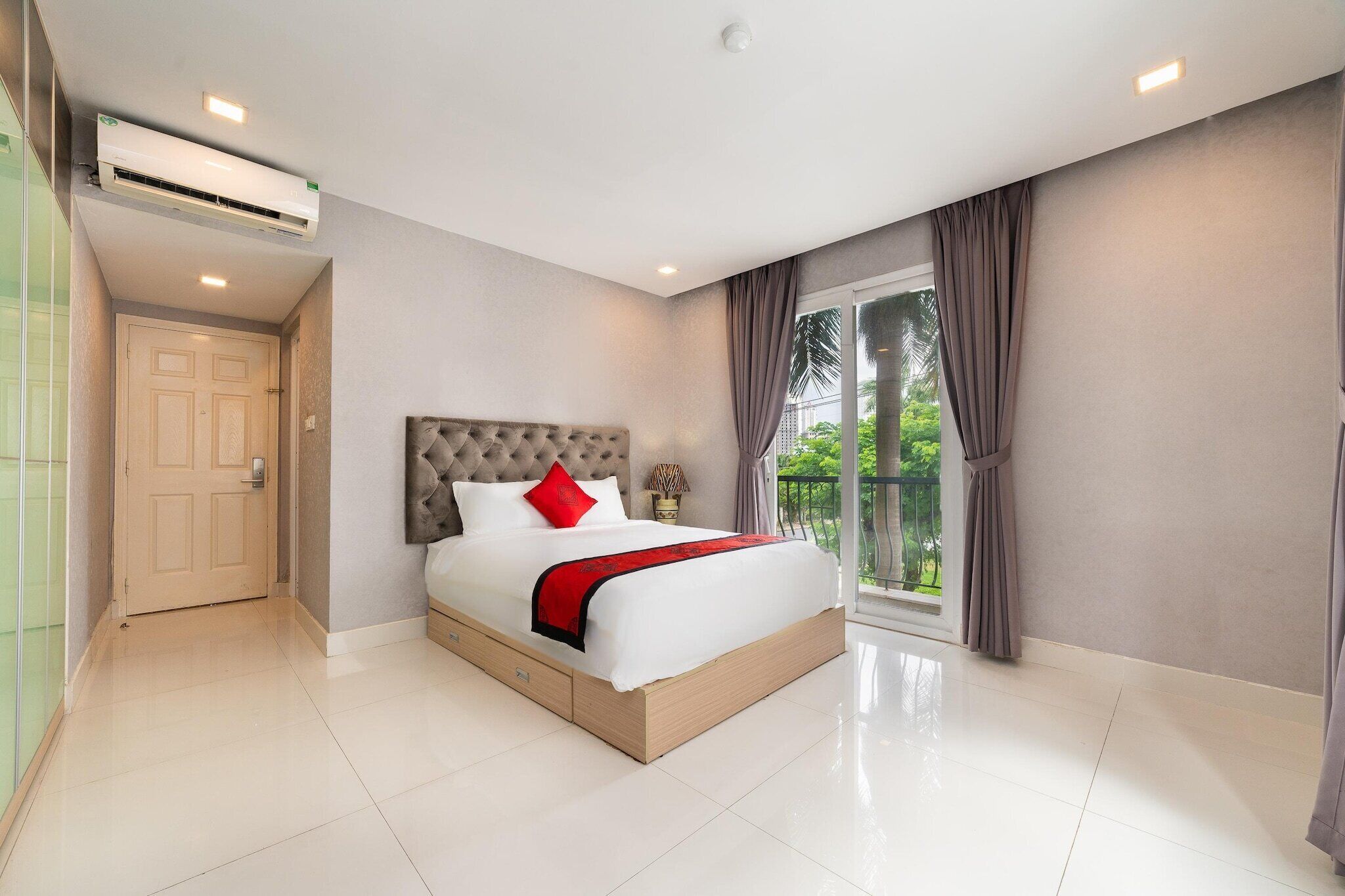 1 Schlafzimmer, Schreibtisch, Bettwäsche