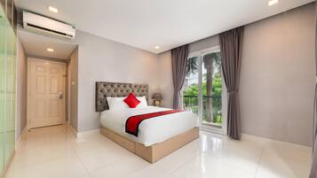 1 bedroom, desk, bed sheets