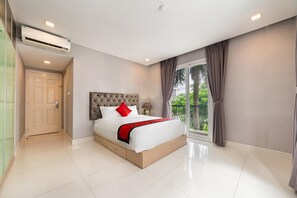 1 bedroom, desk, bed sheets