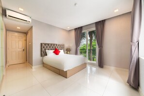 1 soveværelse, skrivebord, sengetøj