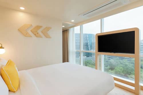 Habitación doble, vista a la ciudad | Tabla de planchar con plancha y wifi gratis