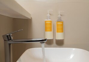 Shower, free toiletries, hair dryer, towels - Bloom Hotel - BKC Kalina (Mumbai)