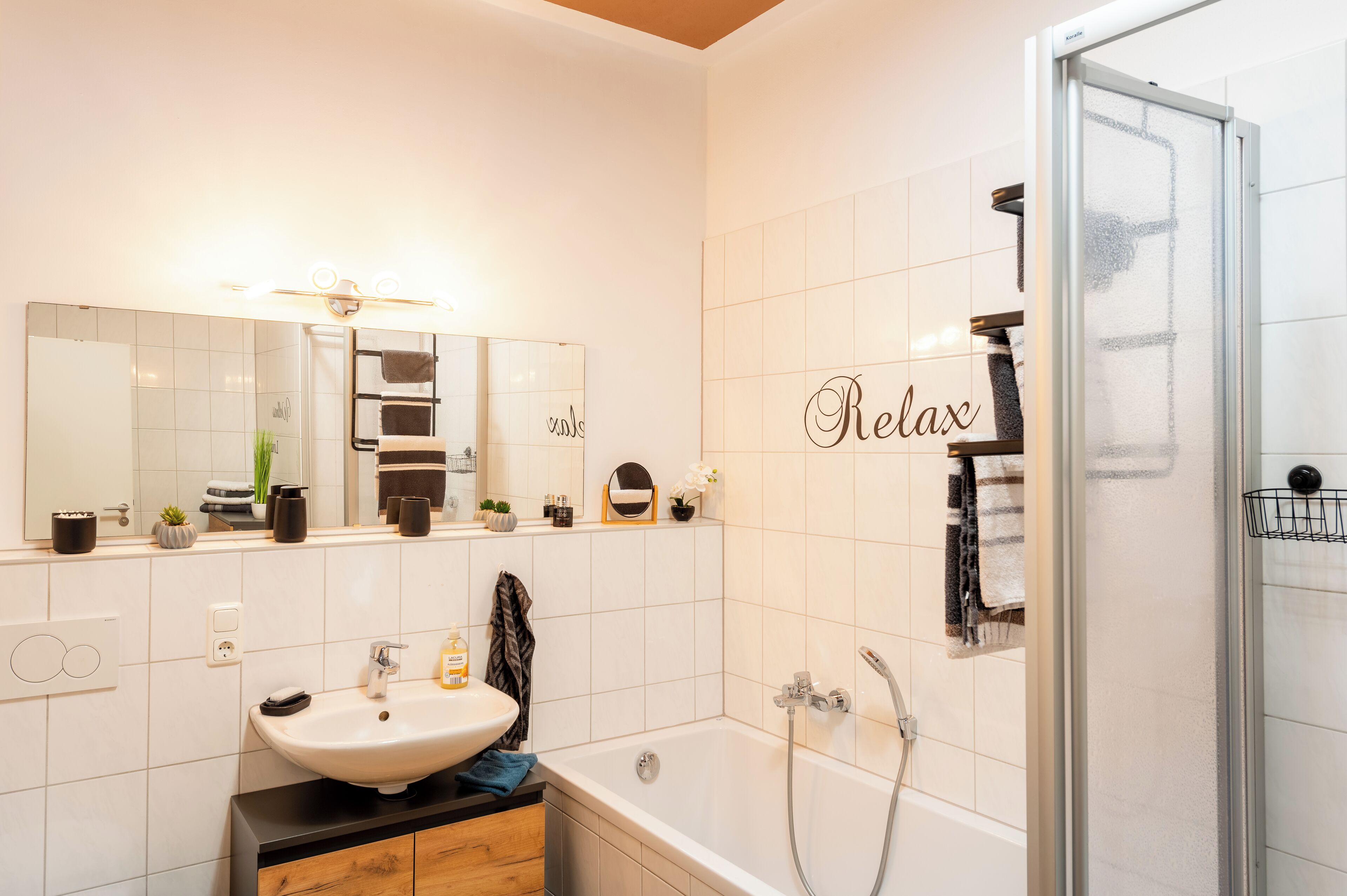 Douche, sèche-cheveux, serviettes fournies, savon