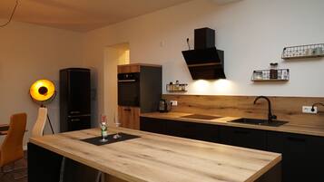 Fridge, oven, stovetop, dishwasher