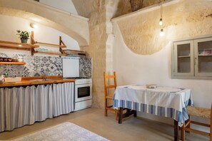 Frigorifero, forno, piano cottura, macchina per tè/caffè