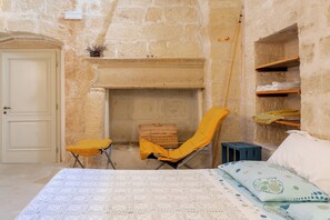 Tabla de planchar con plancha, wifi gratis y ropa de cama 