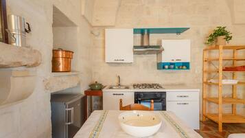 Frigorifero, forno, piano cottura, macchina per tè/caffè