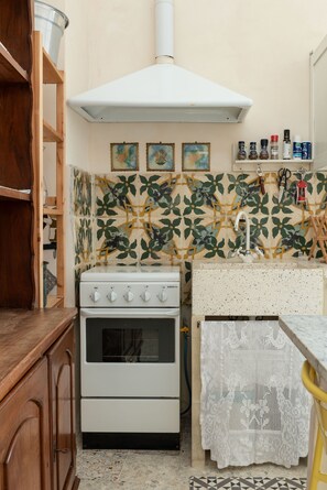Fridge, oven, stovetop, coffee/tea maker