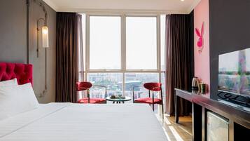 1 bedroom, desk, bed sheets