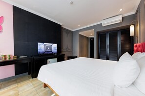 1 bedroom, desk, bed sheets