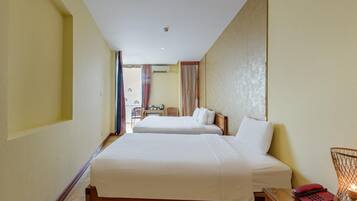 1 bedroom, desk, bed sheets