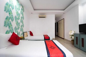 1 bedroom, desk, bed sheets - Family-Friendly Superior Stay, Relaxing Prime Spot (Ho-Chi-Minh)