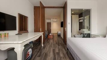 1 Schlafzimmer, Schreibtisch, Bettwäsche