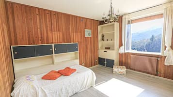 5 bedrooms, iron/ironing board, WiFi, bed sheets
