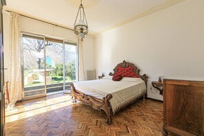 5 bedrooms, iron/ironing board, WiFi, bed sheets