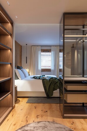 6 bedrooms, iron/ironing board, WiFi, bed sheets