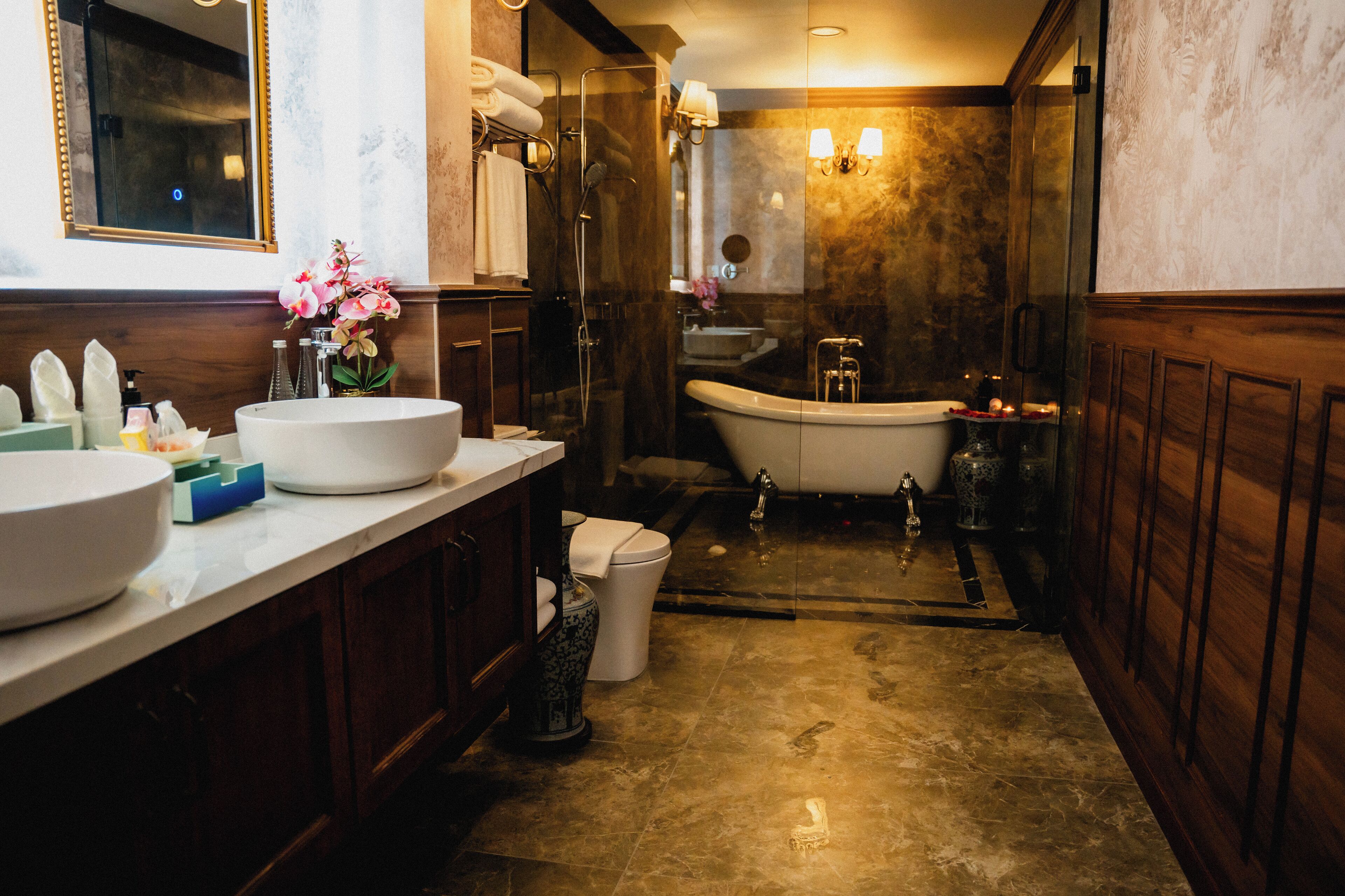 Secador de pelo, batas, pantuflas, bidet