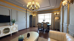 Suite, 1 cama de matrimonio grande, no fumadores (Lisbon Majestic) | Minibar, caja fuerte, escritorio y espacio para trabajar con un portátil