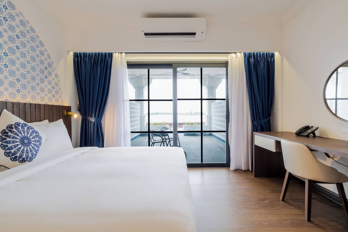 Suite, 1 King Bed, Smoking (Lisbon Prestige) | Desk, iron/ironing board, free WiFi
