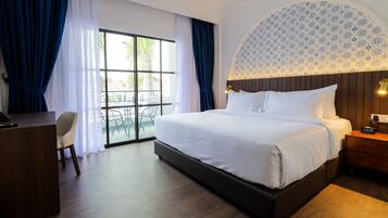 Studio, 1 Katil Raja (King), Balcony, Courtyard View | Bar mini, peti besi dalam bilik, meja, ruang kerja komputer riba