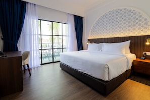 Lux King Courtyard | Minibar, in-room safe, desk, laptop workspace
