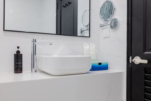 吹風機、毛巾、肥皂、洗髮精