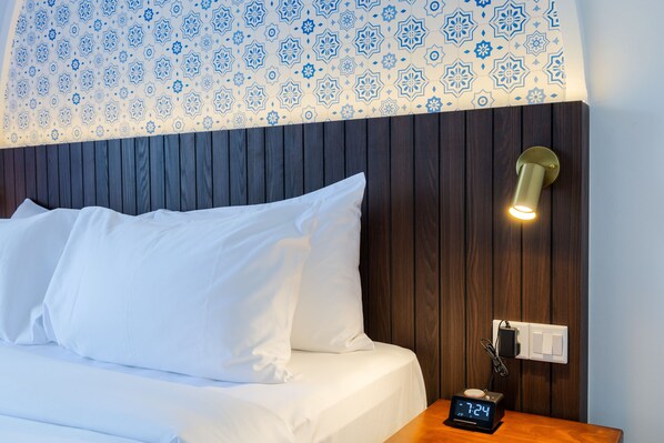 Suite, 1 letto king, fumatori (Lisbon Prestige) | Una scrivania, ferro/asse da stiro, Wi-Fi gratuito
