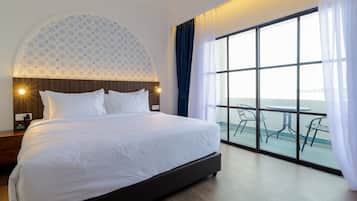 Studio, 1 King-Bett, Balkon, Meerblick | Schreibtisch, Bügeleisen/Bügelbrett, kostenloses WLAN