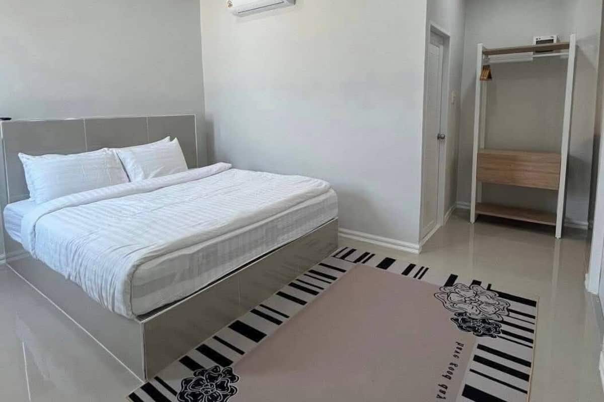 Desk, laptop workspace, free WiFi, bed sheets