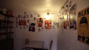 A room with a table, chairs, and a bookshelf. - Pyungtaek1981 (Pyeongtaek)