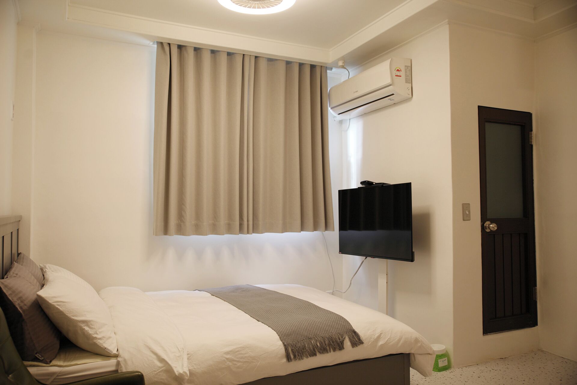 Dobbeltrom – superior | Sengetøy av topp kvalitet, skrivebord og skrivebord for bærbar PC