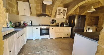 Farmhouse Villa With Large Pool & Garden