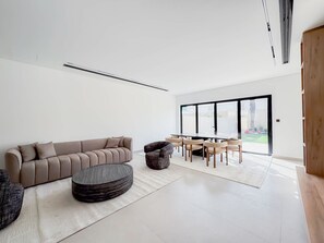 3 bedrooms, Internet - Designer-furnished Villa With Luxury Finishes (Dubai)