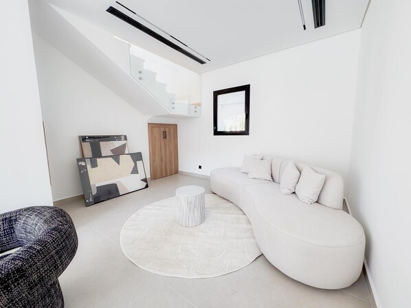 3 bedrooms, Internet - Designer-furnished Villa With Luxury Finishes (Dubai)