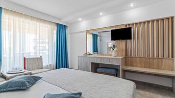 Phòng đôi tiện nghi đơn giản, ban công | Két bảo mật tại phòng, bàn, màn/rèm cản sáng, bàn ủi/dụng cụ ủi quần áo