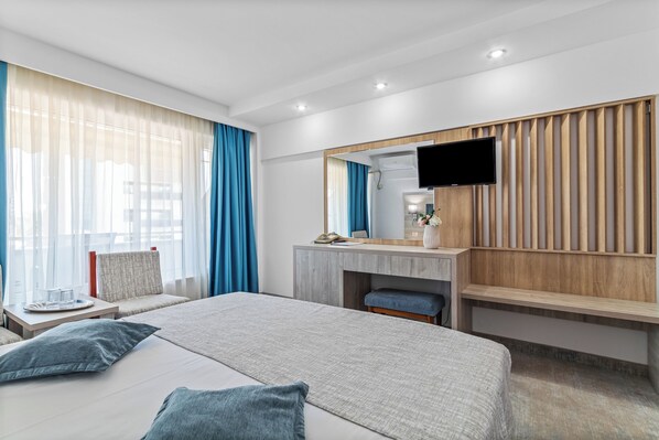 Comfort tweepersoonskamer, balkon | Een kluis op de kamer, een bureau, verduisterende gordijnen