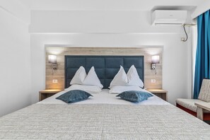 Chambre Double Confort, balcon | Coffres-forts dans les chambres, bureau, rideaux occultants
