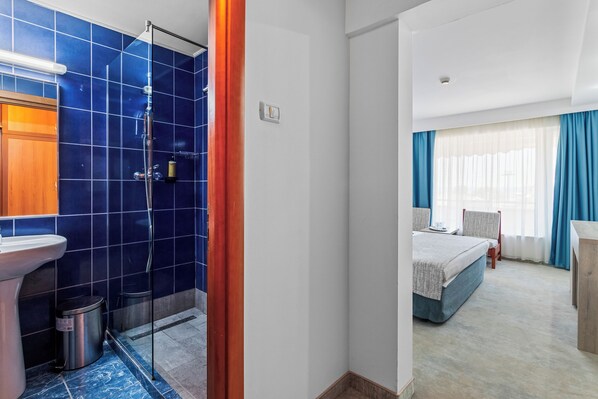 Comfort-Doppelzimmer, Balkon | Zimmersafe, Schreibtisch, Verdunkelungsvorhänge, Bügeleisen/Bügelbrett