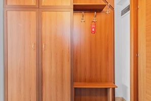 Zimmersafe, Schreibtisch, Verdunkelungsvorhänge, Bügeleisen/Bügelbrett